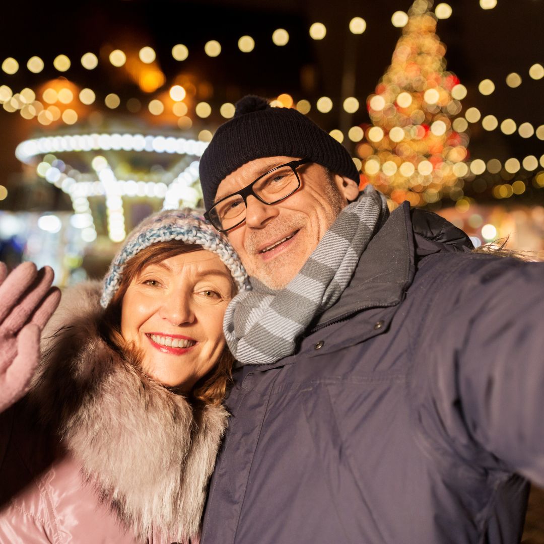 Twee mensen op kerstmarkt