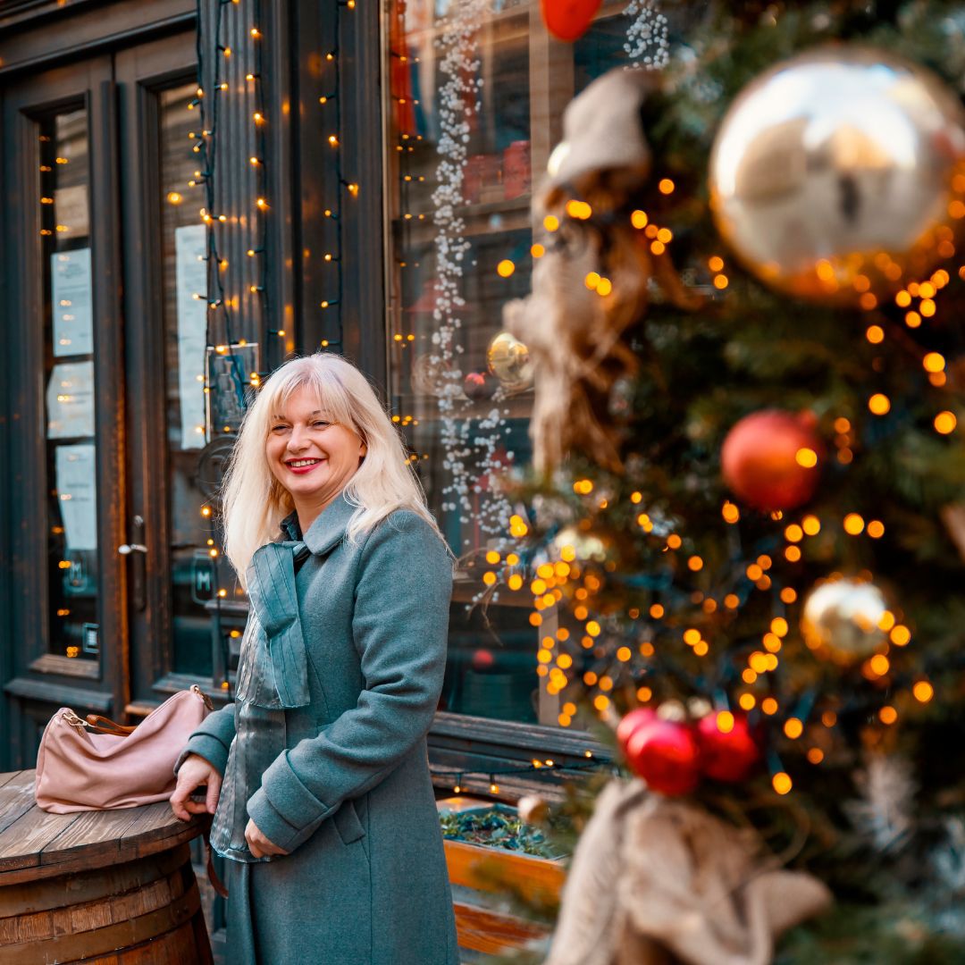 Vrouw op kerstmarkt
