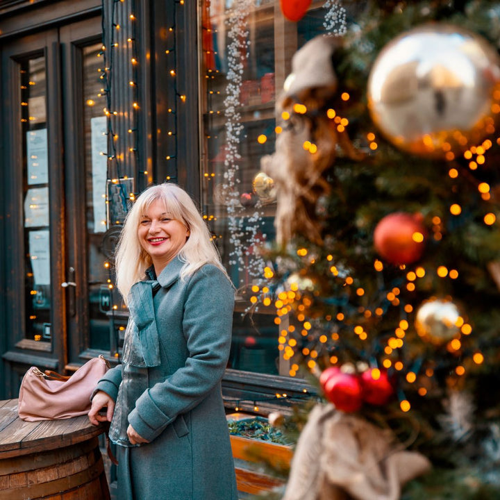 Vrouw op kerstmarkt