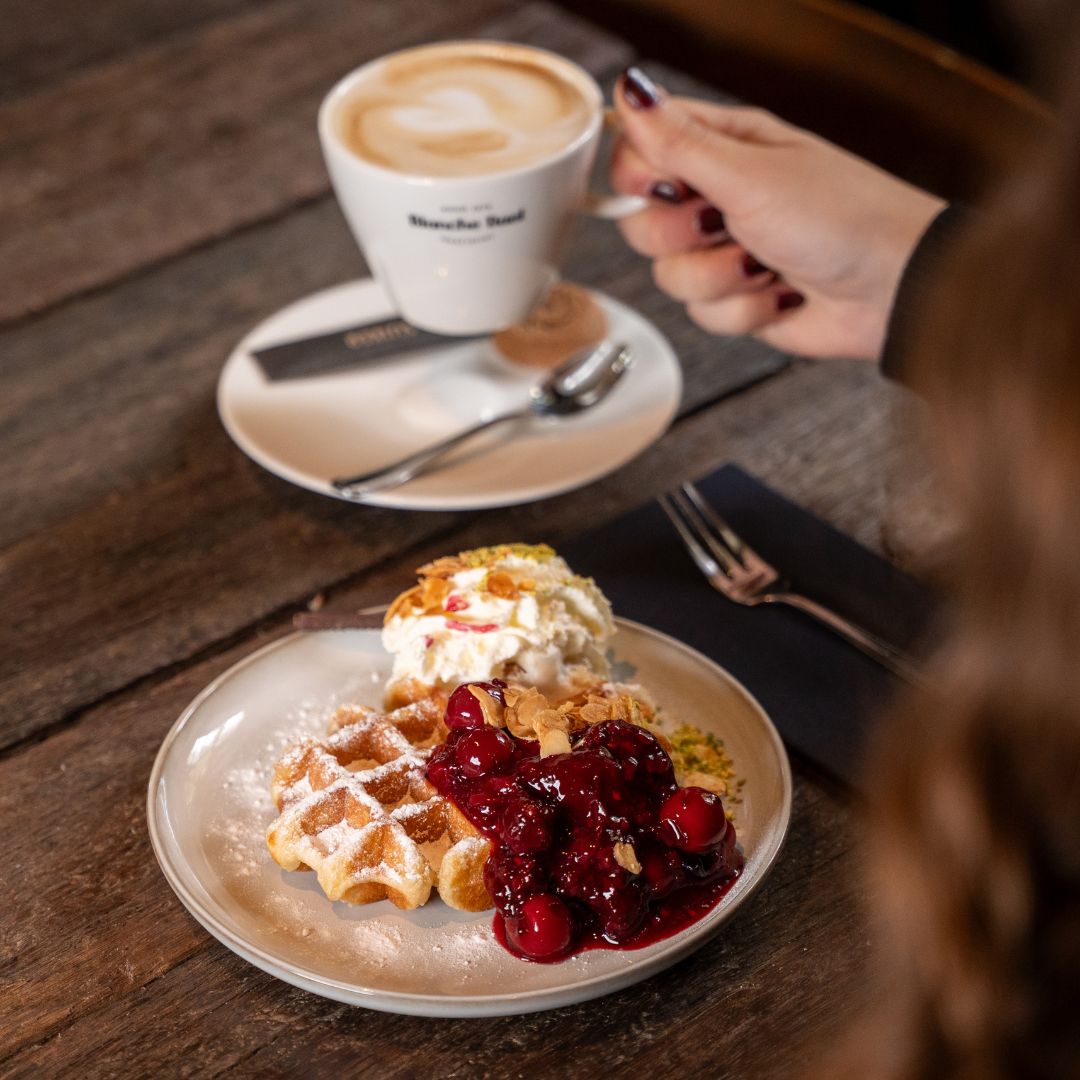 Wafel met kersen en koffie