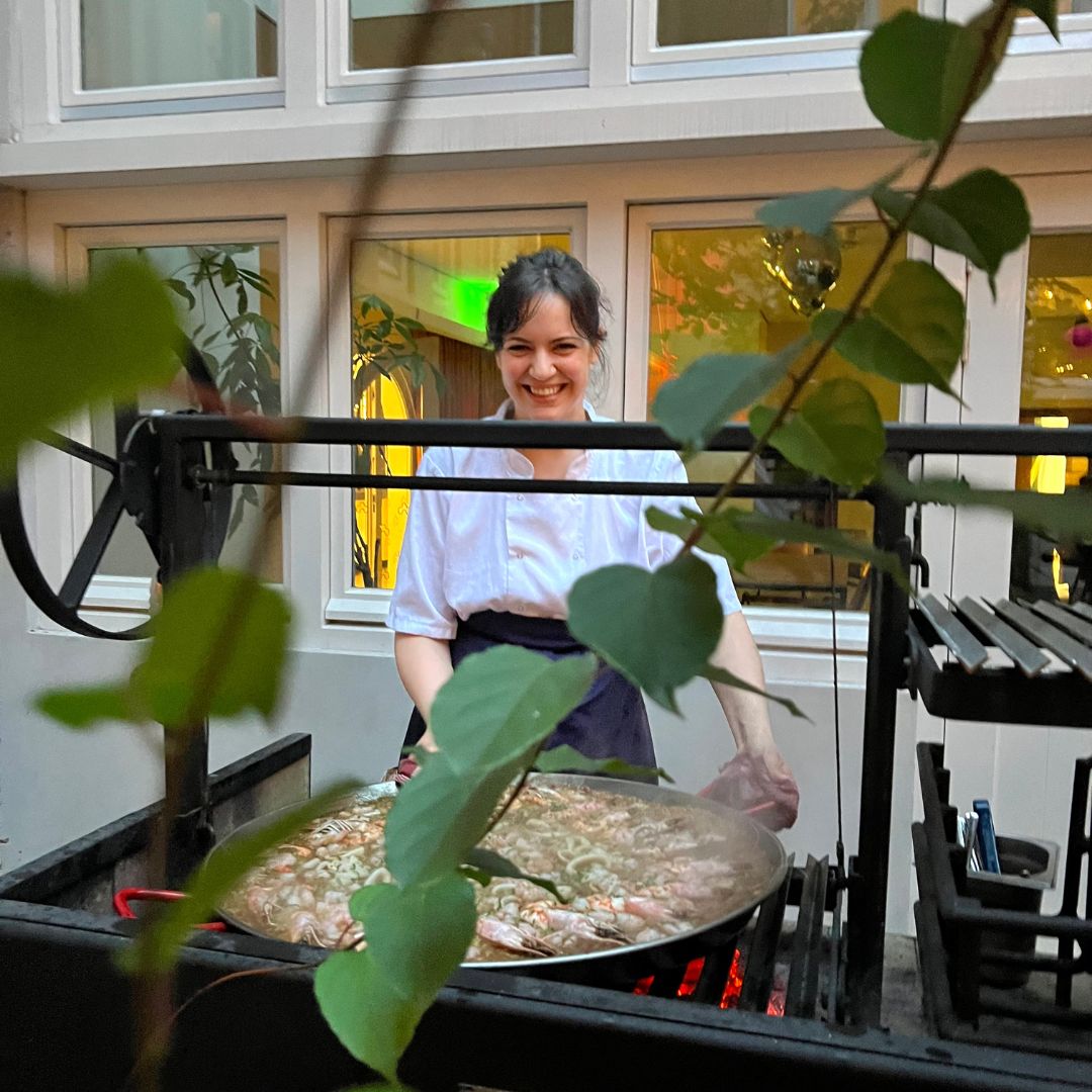 Vrouw aan het koken op de Spaanse avond bij Stadsherberg Ald Weishoès in Venlo