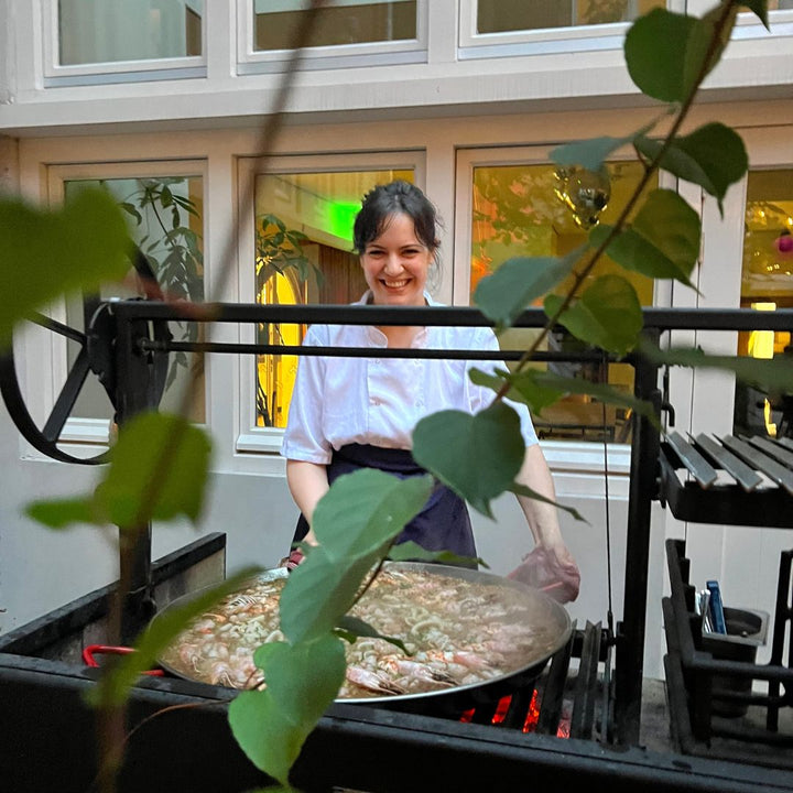 Vrouw aan het koken op de Spaanse avond bij Stadsherberg Ald Weishoès in Venlo