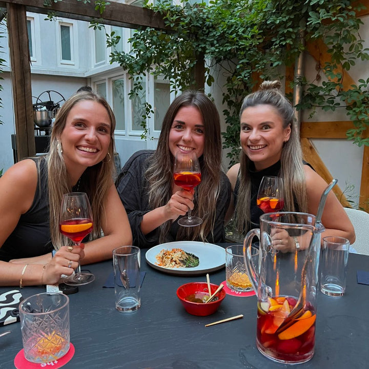 Vrouwen bij diner bij Stadsherberg Ald Weishoès in Venlo