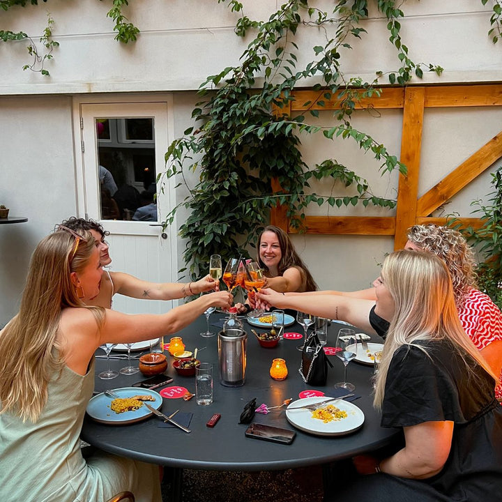 Proosten op diner bij Stadsherberg Ald Weishoès in Venlo