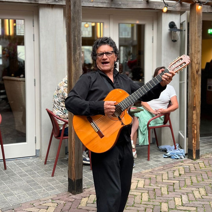 gitarist bij diner bij Stadsherberg Ald Weishoès in Venlo