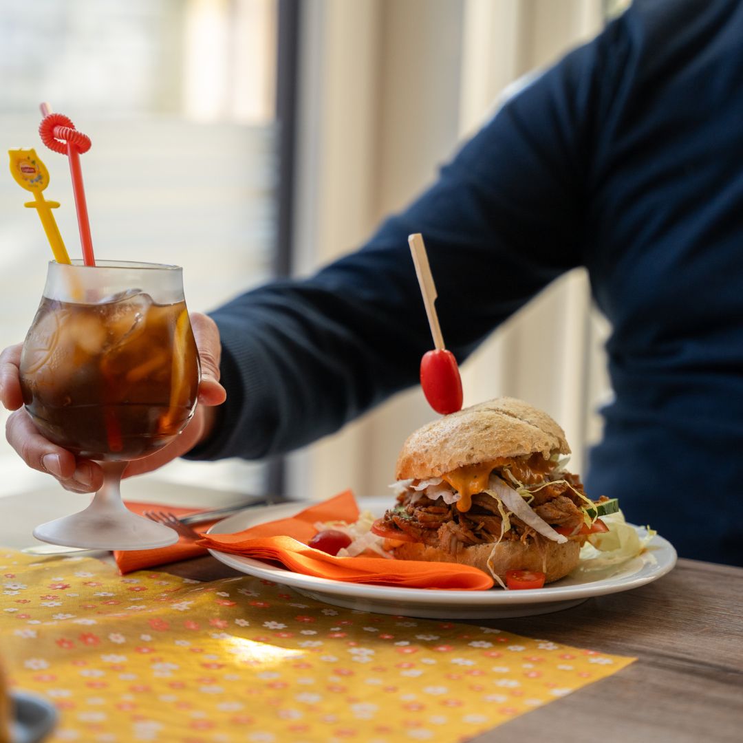 Broodje pulled chicken bij Brasserie & Beachclub Vios in Beringe