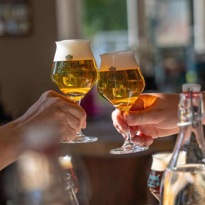 Proosten met brand bier