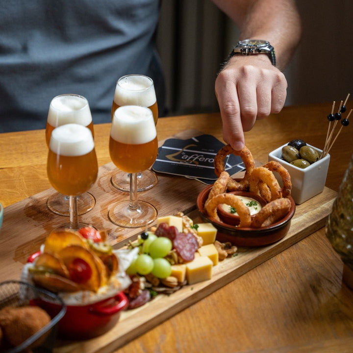 Bierproeverij en borrelplank bij Brasserie De Maar in Jabeek