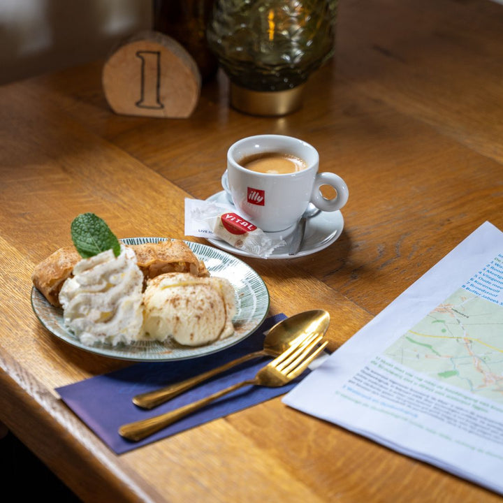 Gebak en koffie bij Brasserie De Maar in Jabeek