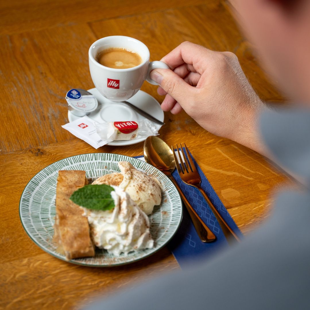 Koffie en gebak bij Brasserie De Maar in Jabeek