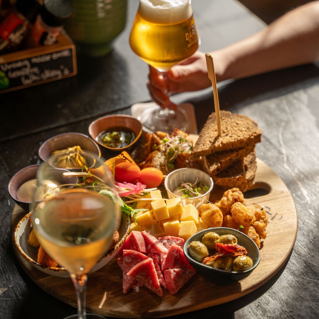 Borrelplank bij Don's Dikke Daniker in Sweikhuizen