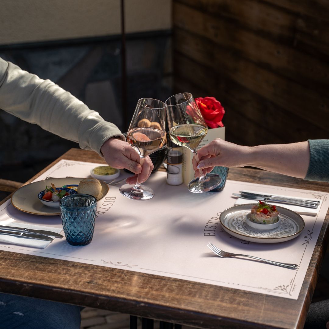 Proosten wijn bij Bistro Le Cremant