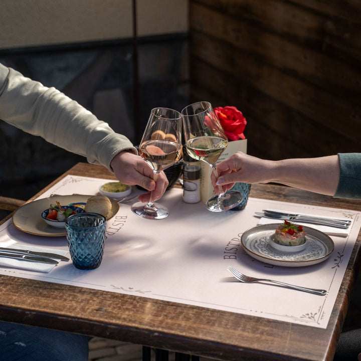 Proosten wijn bij Bistro Le Cremant