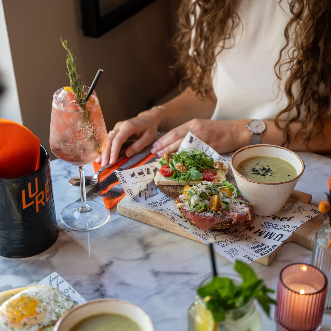 Lunchplankje met drankje bij Restobar Lure in Maastricht