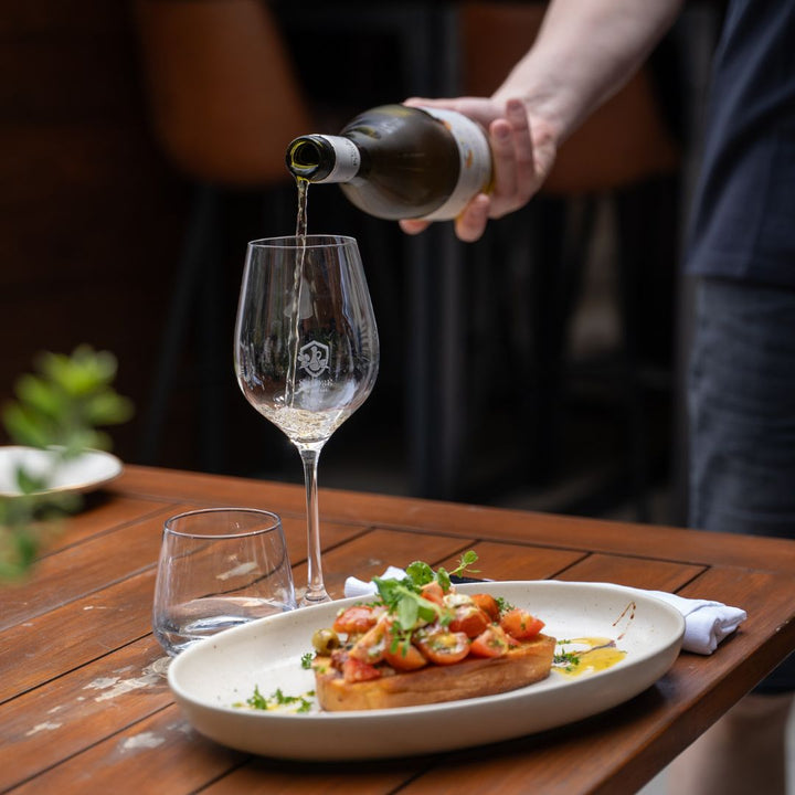 wijn en bruschetta bij Savoré in Roermond