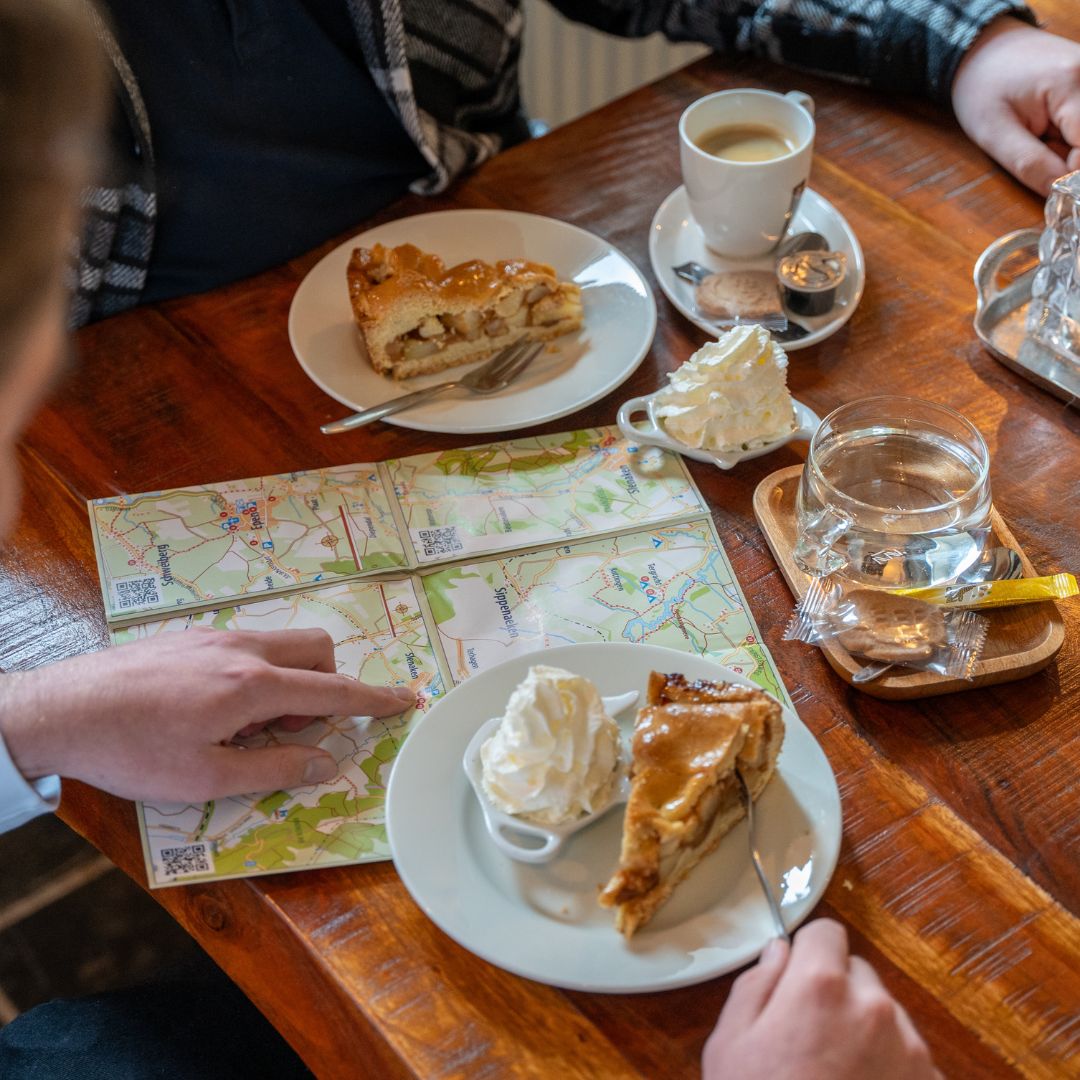 Appeltaart, koffie en thee met wandelkaart bij Le Soigneur