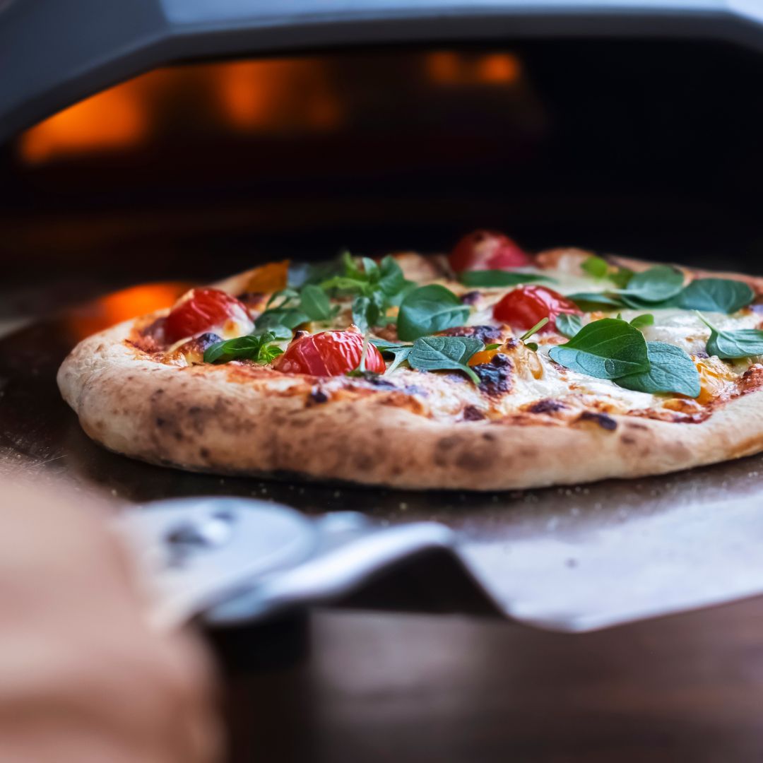 pizza gaat in pizza oven