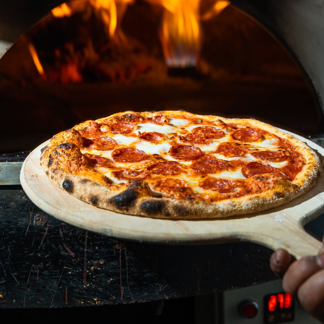 pizza uit pizzaoven halen